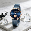 Reloj HANNAH MARTIN GRACE Blue sobre mármol blanco con prismas de cristal