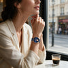 Mujer usando el reloj HANNAH MARTIN GRACE Blue de malla milanesa en la muñeca