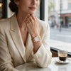 Mujer usando el reloj HANNAH MARTIN LUPE oro rosa de brazalete de acero en la muñeca
